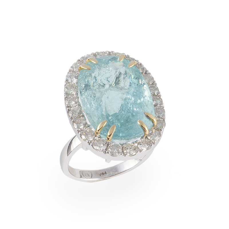 Anel com turmalina paraíba oval cercada por um halo de diamantes
