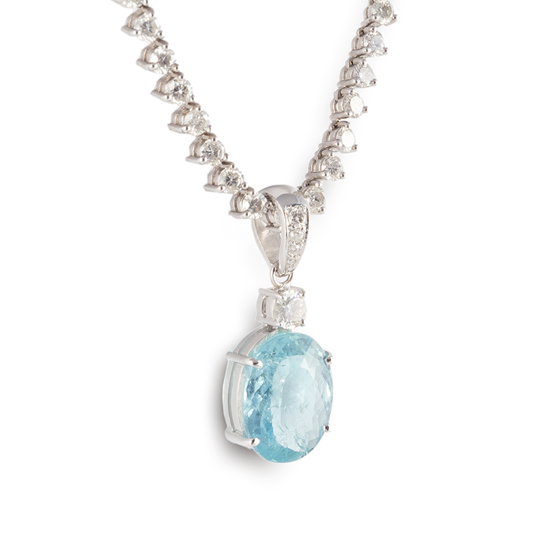 Colar com turmalina paraíba oval pendurada e corrente cravejada de diamantes